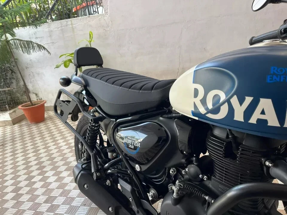 Sedile panca originale Royal Enfield nero firmato KXA00139 Hunter 350 - Immagine 2 di 4