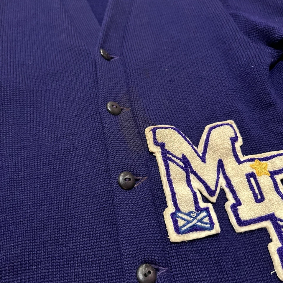 Cardigã vintage anos 50/60 Chick Chester Sportswear MP Varsity malha lã roxa - Imagem 4 de 4