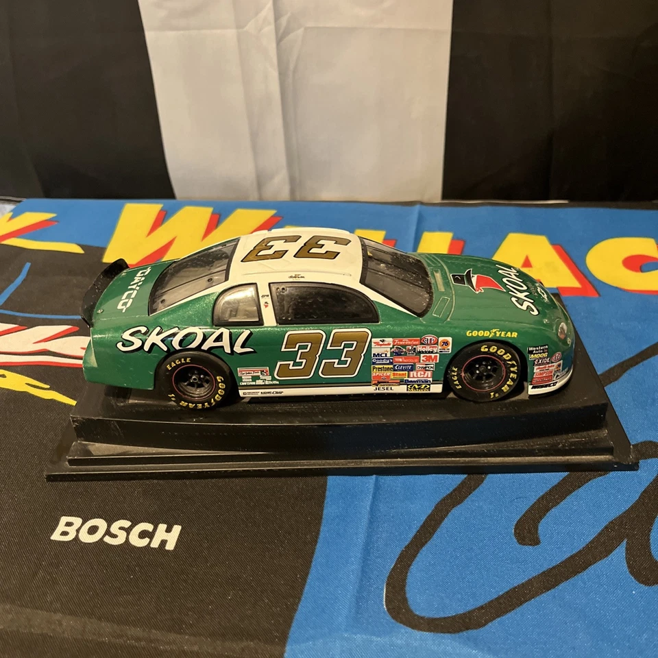1997 Ken Schrader #33 Skoal Bandit Racing Chevrolet 1:24 NASCAR Revell  - Image 3 of 4