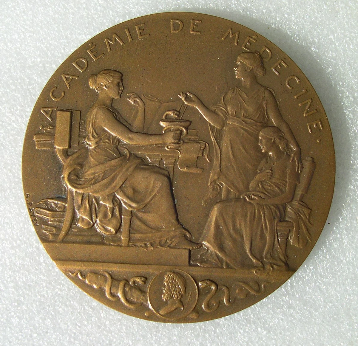 Médaille à Pierre Combemale, doyen des facultés de médecine et pharmacie de Lille, 1964