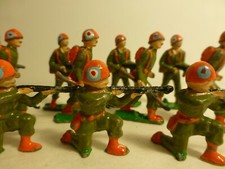 VINTAGE 14 Lead Military Figures 'Home Painted' Green  Orange All w/ Weapons