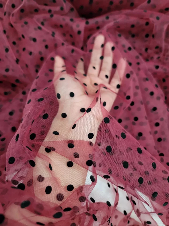 Lunares TUL, Tela por Yarda Borgoña Tul Terciopelo Negro Lunares Foto 4 de 4