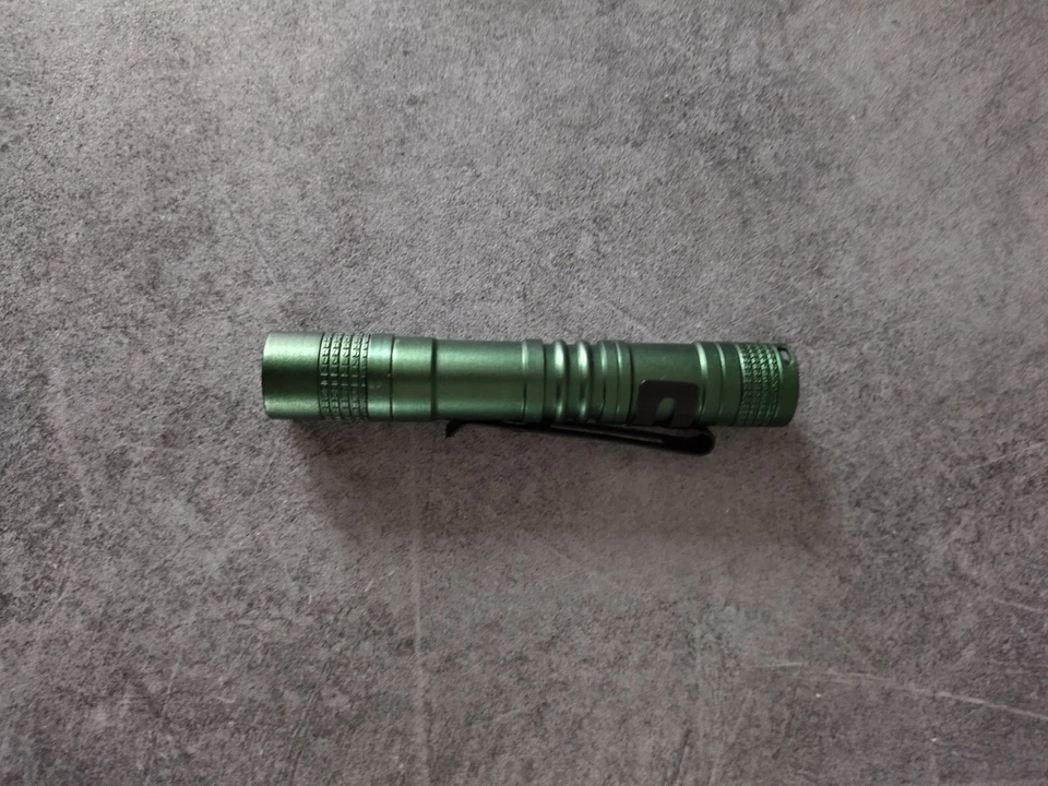 Petite lampe de poche LED 300 Lumens vert armée - Photo 2/4