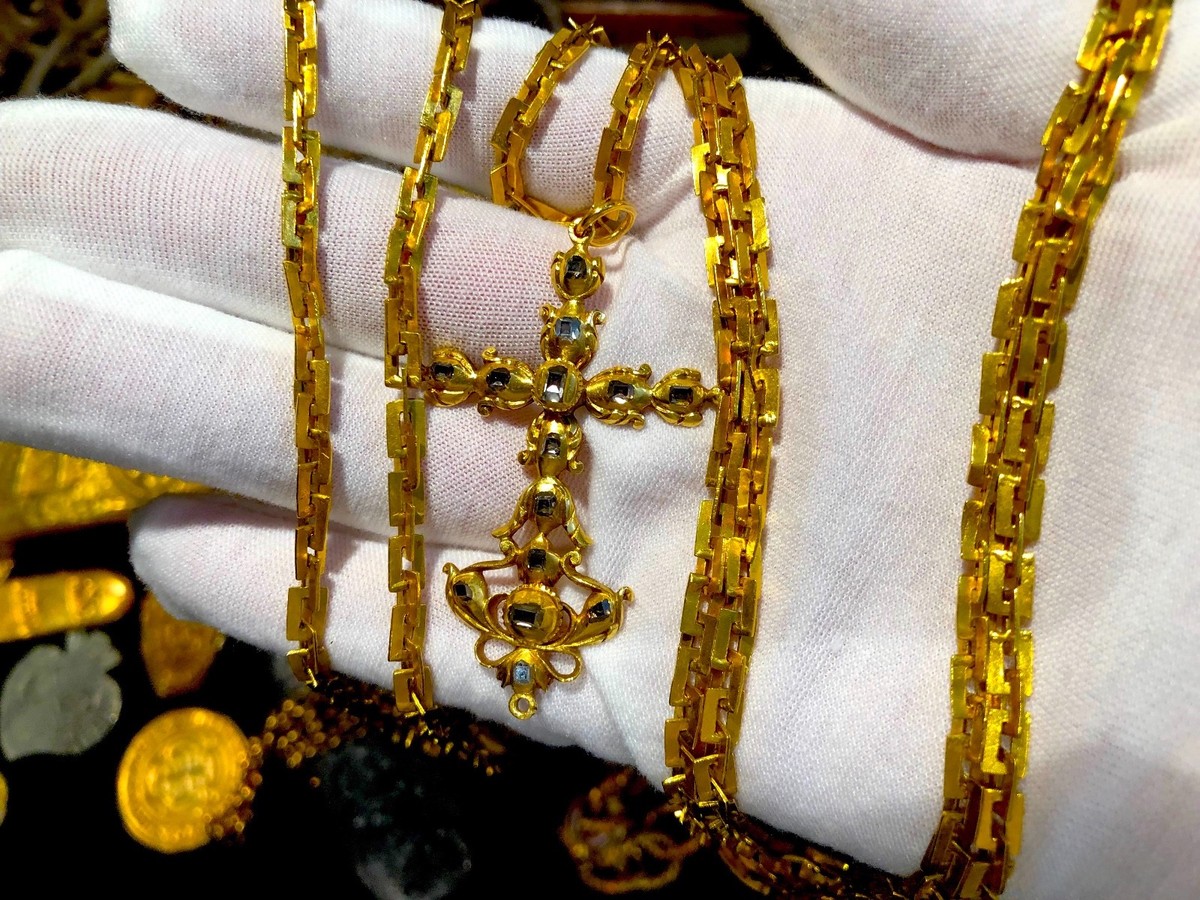 1715 FLEET QUEENS JEWELS GOLD DIAMOND CROSS PIRATE GOLD COINS