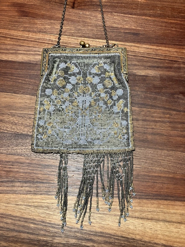 Cartera eduardiana vintage francesa con cuentas a mano tallada en acero en plata y oro Foto 2 de 4