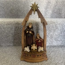 One-Piece Nativity Figurine Within An Arched creche/manger Holy Family Resin 11”