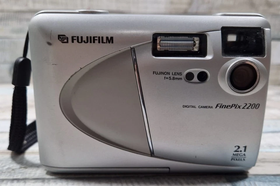 Fujifilm FinePix 2200 2.1MP Compact Digital Camera + Card + Case Silver Working, photo 1 of 5