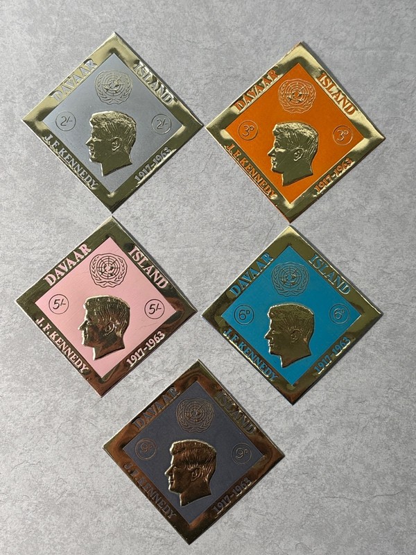 (5) Square Kennedy 1917 - 1963 Gold Foil Embossed Stamps DAVAAR Island  - MNH
