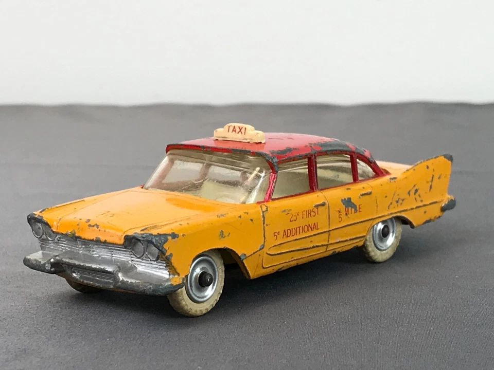 Dinky Toys Inglaterra 1:43 Diecast Amarillo y Rojo PLYMOUTH PLAZA TAXI Muy querido Foto 2 de 4