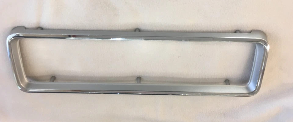 NOS Mopar 75-78 道奇摩纳哥尾灯挡板右侧,旅行车除外,Brougham — 第 4/4 张图片