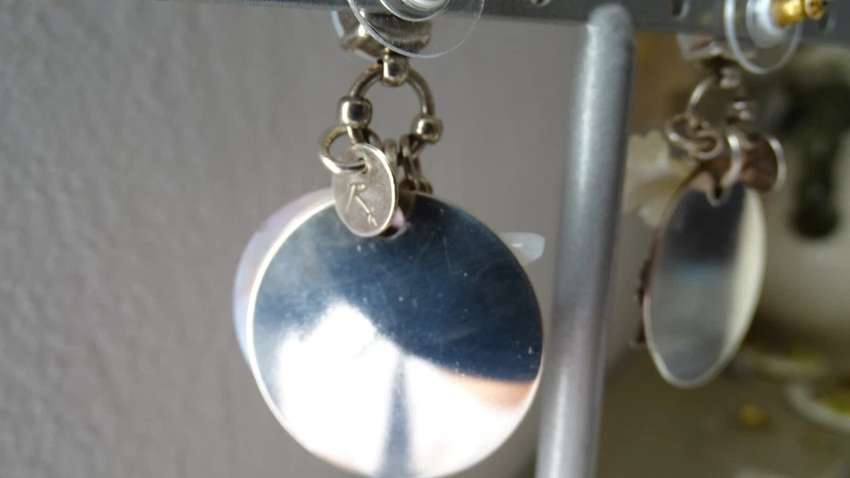 Boucles d'oreilles Réminiscence,thème "le loup",nacre blanche,argenté,pendantes - Photo 3/4