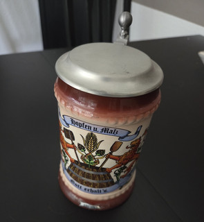 Steingut Bierkrug mit Zinndeckel „Hopfen u. Malz Gott erhalt’s“