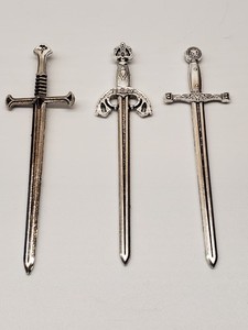 Three zinc alloy minature swords for display z3111