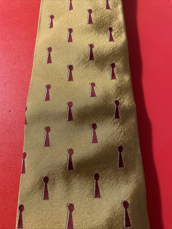 Corbata de seda Lee Allison de colección usada en excelente estado cuatro en manos/corbata temática de cerraduras Foto 3 de 4