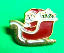 (1) VINTAGE JHB 3/4" SANTA & SLEIGH METAL SHANK CHRISTMAS BUTTON NOS (J13)