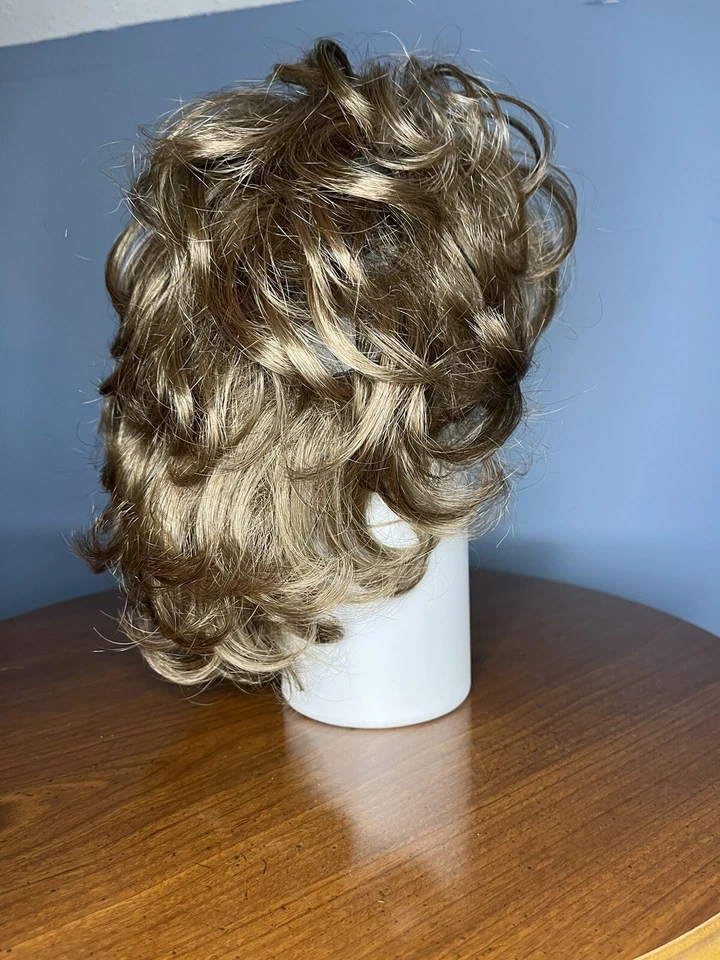 Peluca ondulada Revlon marrón claro 100 % Kanekalon R12 con forro de tapa, correa para la barbilla, caja Foto 4 de 4