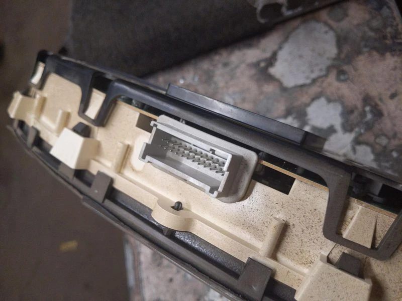 2001-2002 Chevrolet Silverado 2500 Speedometer Head Cluster OEM - Image 3 of 4