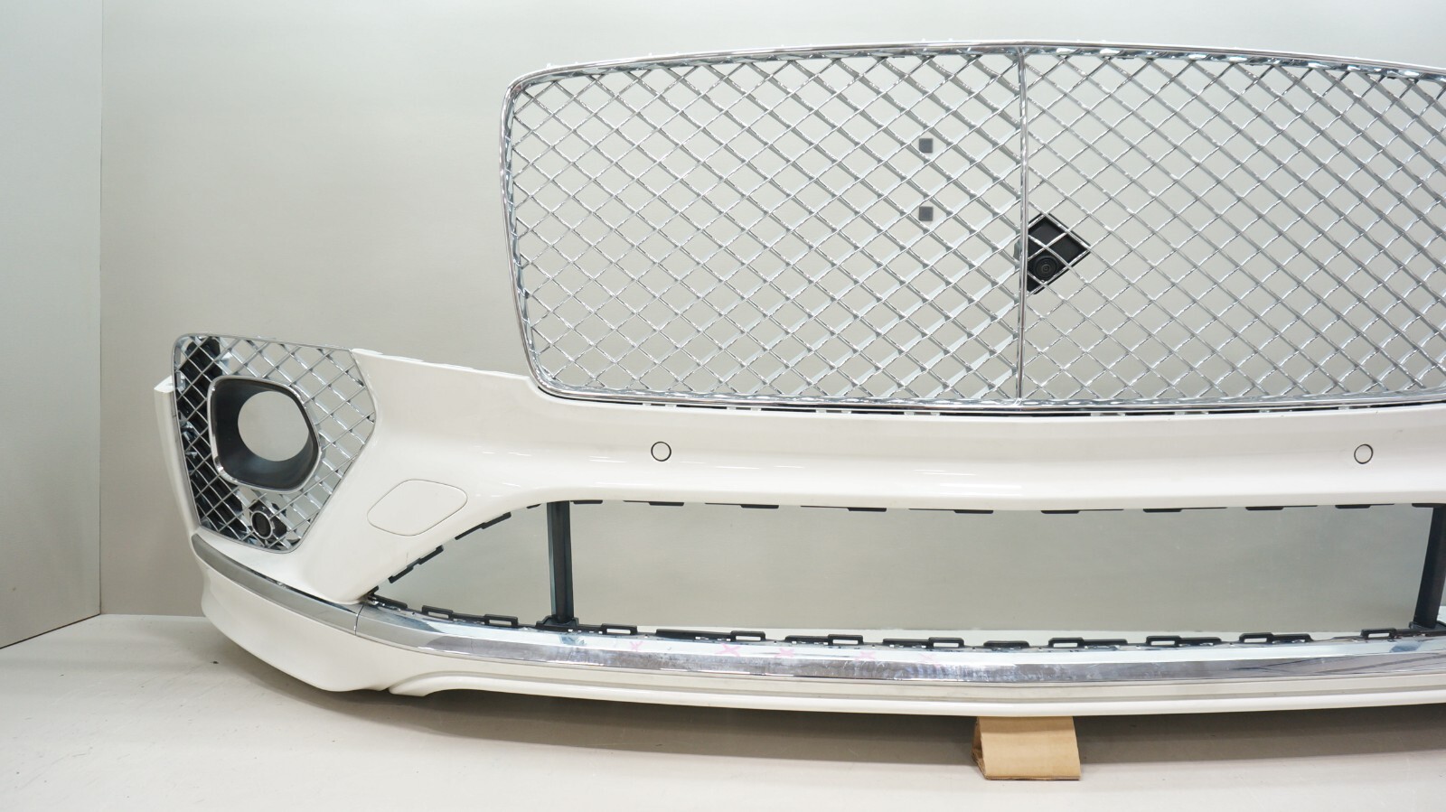 2021-2023 BENTLEY BENTAYGA FRONT BUMPER COVER WITH GRILLES, SENSORS, CAMERA OEM