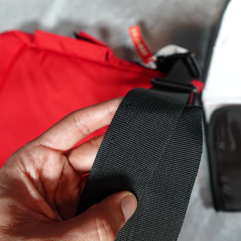 Bolsa de pañales Skip Hop vintage sobre el hombro con cambiador rojo 2004 Foto 2 de 4