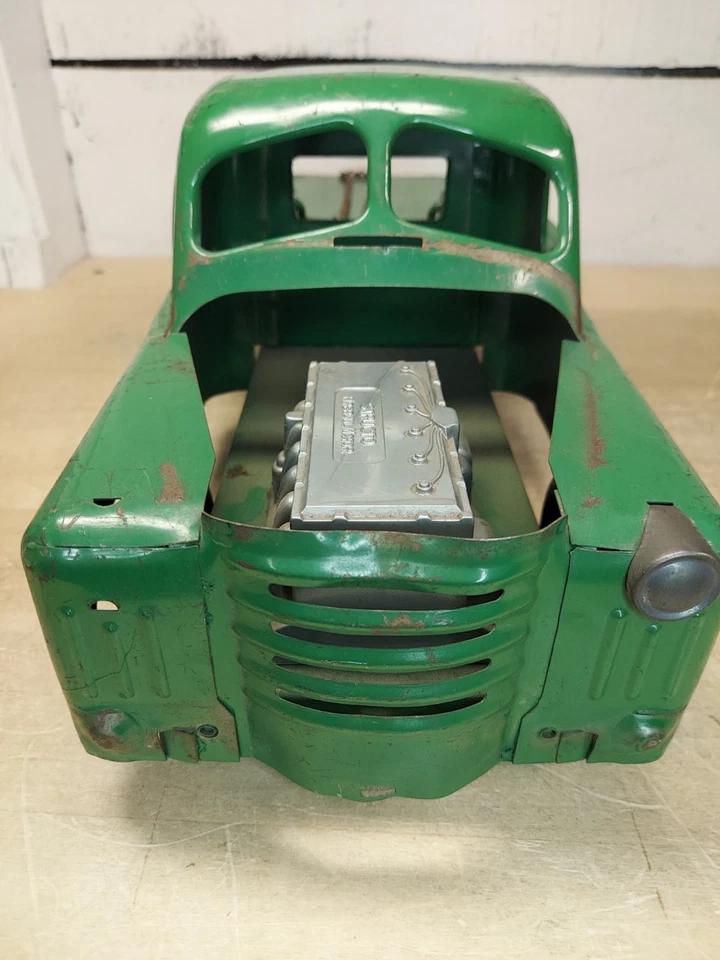 Vintage Structo Flatbed Tow Truck With Winch Green - Image 2 of 4