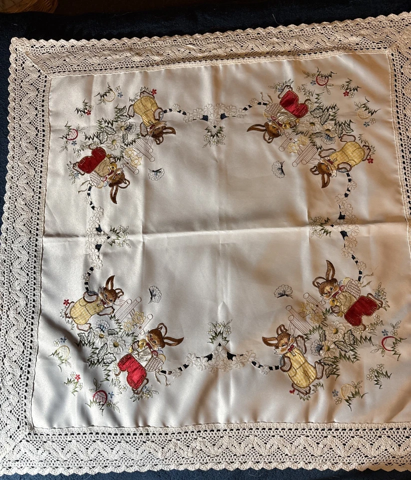 Funda decorativa de ganchillo con conejos y flores Foto 2 de 4