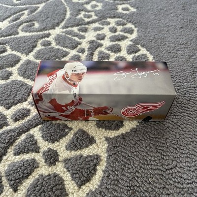 Detroit Red Wings Hall Of Famer Steve Yzerman Mini Stick In Special Case (/7500)