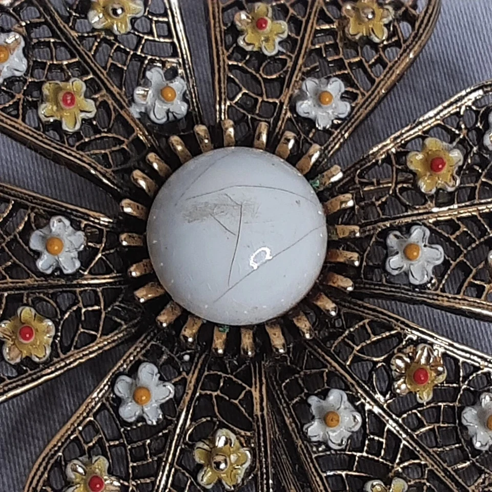 Broche Art Arthur Pepper Pansy tono bronce/latón metal esmalte blanco flores pequeñas Foto 4 de 4