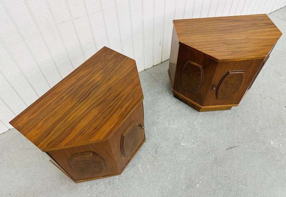 Mesitas de noche modernas de nogal de fabricación joven de mediados de siglo - Juego de 2 Foto 4 de 4