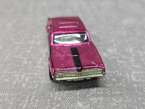 Hot Wheels Classics '68 Mercury Cougar Redlines con pulsante in metallo - Foto 2 di 6