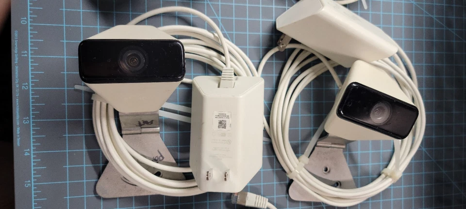 **Como está** Lote de cámara de vigilancia Xfinity XCAM 720p HD con adaptador de corriente XW3 Foto 4 de 4