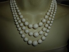 VTG 3 STRANDS GRADUATED WHITE PLASTIC BEADS BIB NECKLACE  31/26