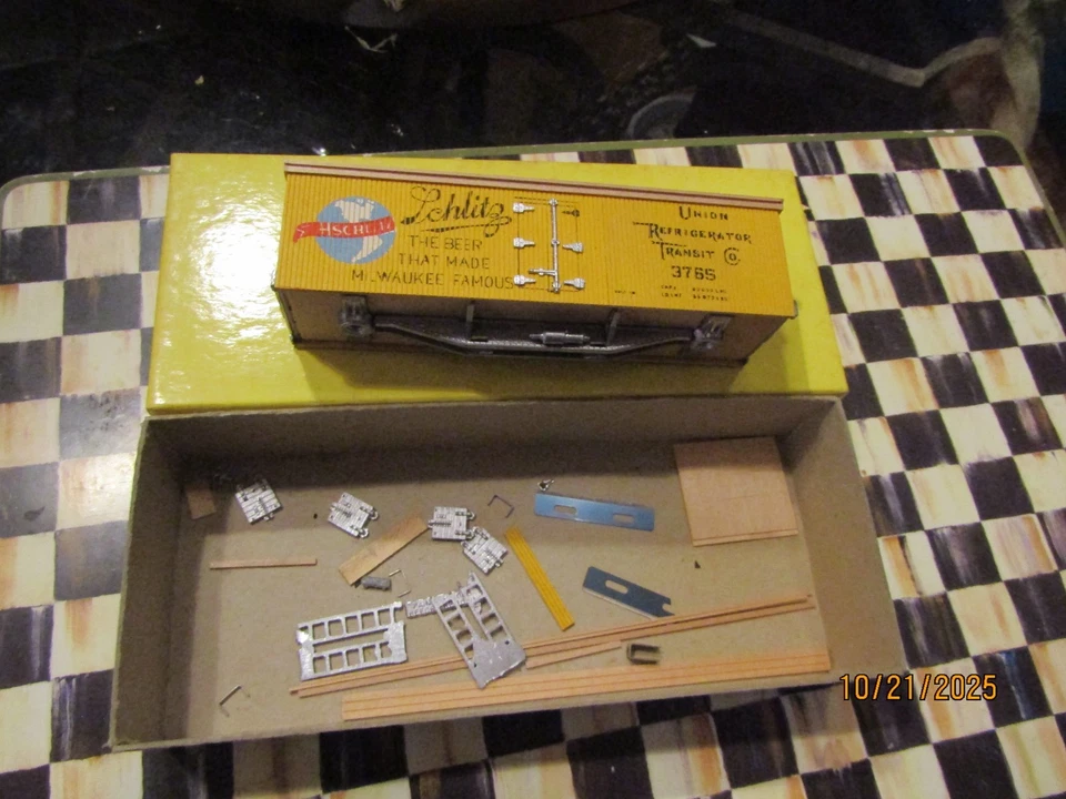 Vintage Main Line HO Private Owner Reefer Schlitz Beer URT 3765 Wood Metal Kit - Image 2 of 4