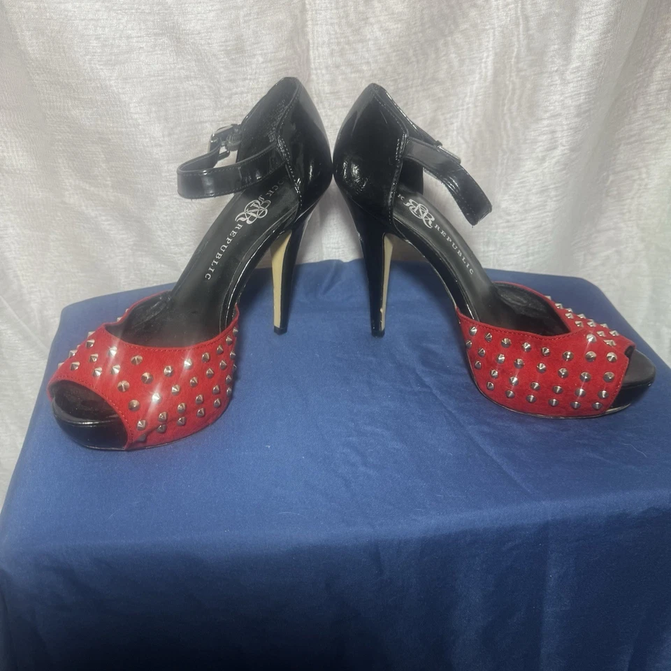 Zapatos de tacón alto Rock & Republic para mujer con tachuelas talla 8 rojo negro charol punta abierta Foto 4 de 4