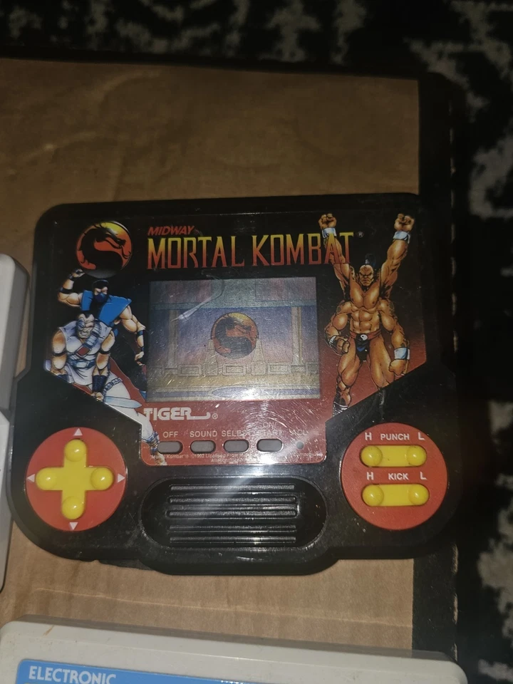 Lote de juegos portátiles Tiger Electronics WWF fútbol Batman Returns Mortal Kombat Foto 4 de 4
