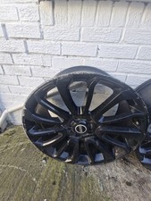 Range Rover Wheels In Gloss Black One Is A Total Loss 2 Are Great Condition