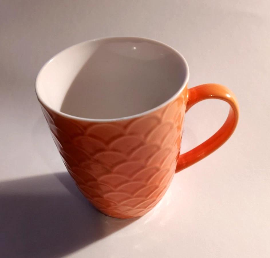 Becher mit Griff Henkel Wellen Muscheln Muster orange weiß Tasse Sammeltasse neu