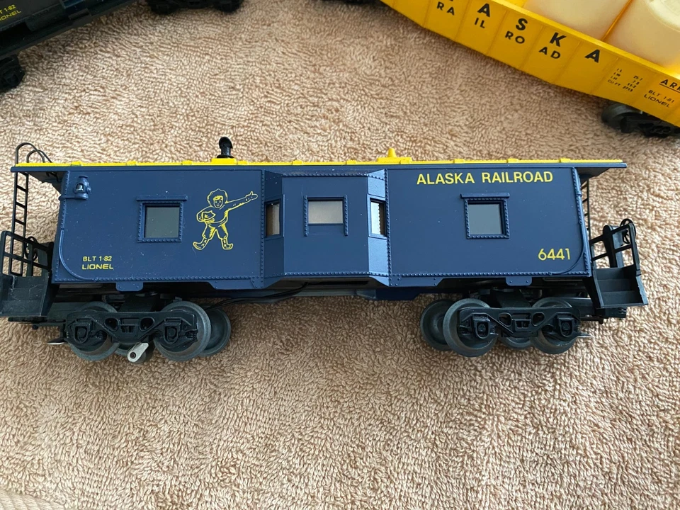 Lionel 6-8154 O Gauge Alaska SW-1 Diesel Switcher +Tanker, Gondola, Caboose - Image 2 of 4