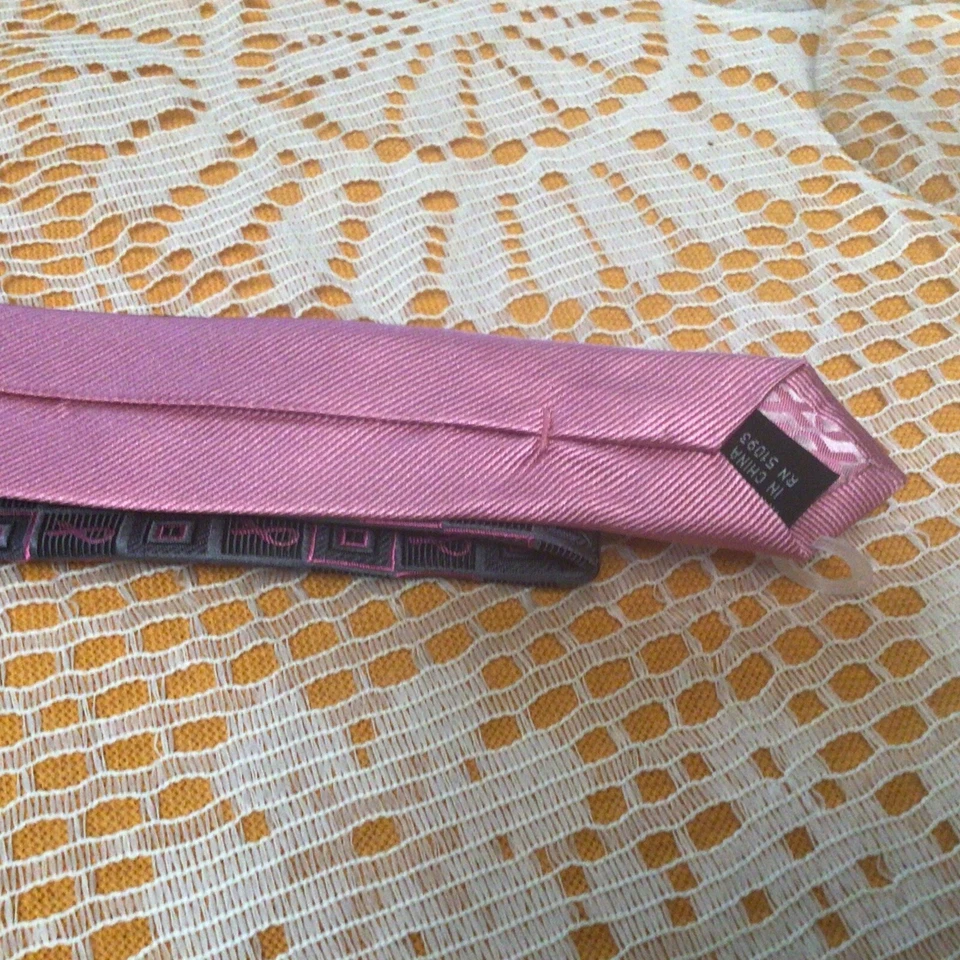 Corbata de seda geométrica rosa para hombres reales cáncer de mama por Diane Katzman Foto 3 de 4