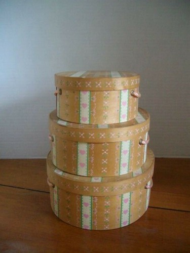 VINTAGE SET Of 3 SMALL OVAL SHAKER LIKE WOODEN DECORATED NESTING BOXES w/CORDS - Picture 6 of 12