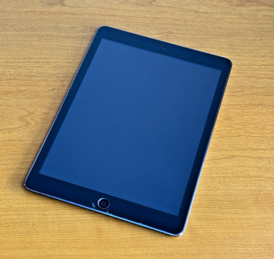 Apple iPad Air 1st Gen (MD786LL/A) - Wi-Fi Only - Space Gray - 32GB (Tested)
