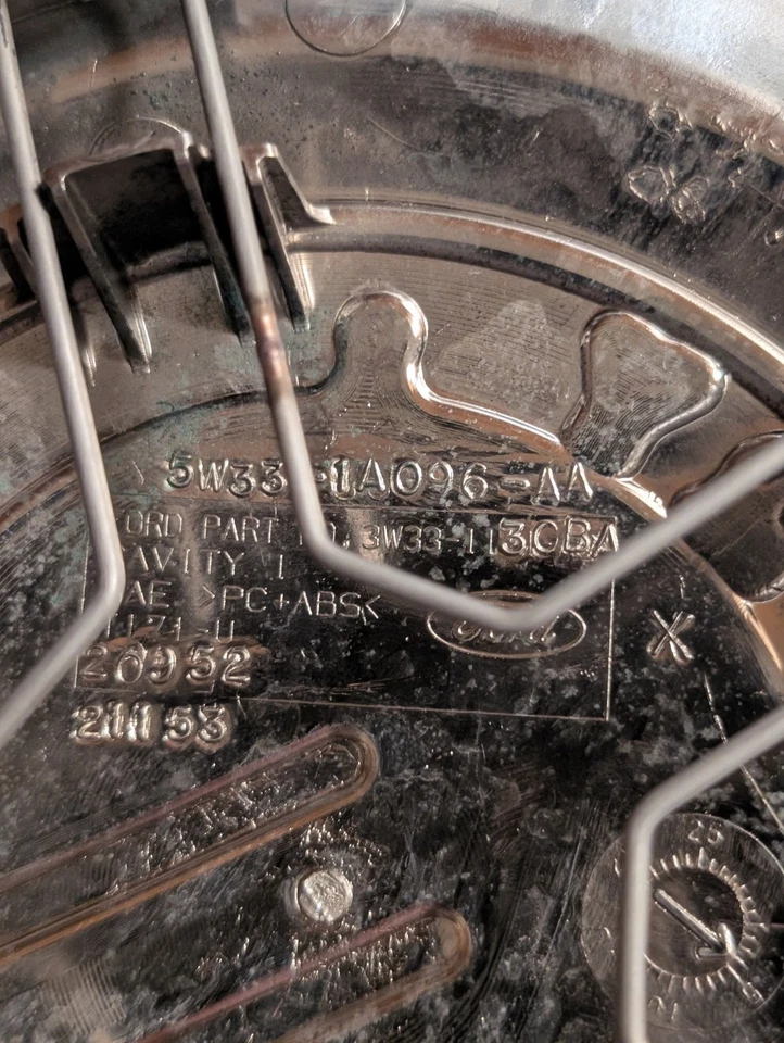 Tapacubos central cromada Mercury Grand Marquis 2004-2008 OEM✅ PN# 5W33-1A096-AA Foto 3 de 4