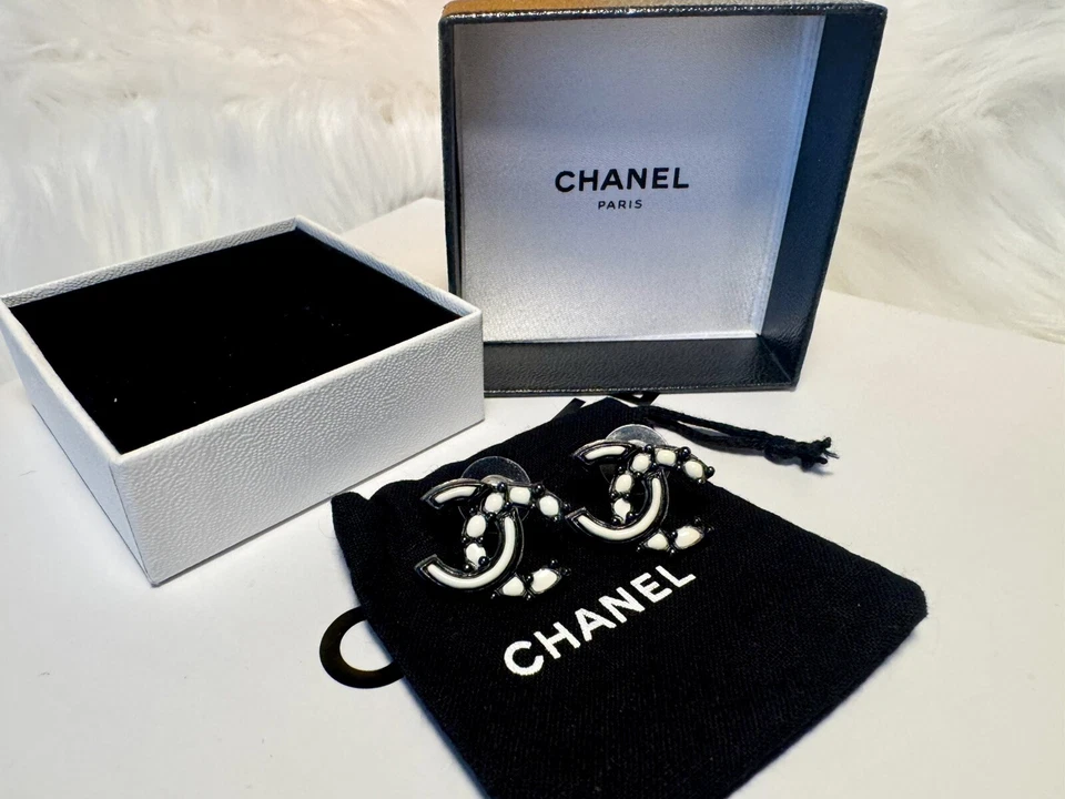 Pendientes Chanel 2012 CC Paris Bombay blanco y negro/metal armado Foto 2 de 4