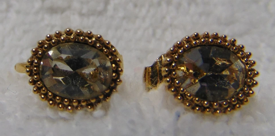 PENDIENTES CLIP, 1928 Circonita Cúbica con Acentos Tono Dorado Foto 3 de 4