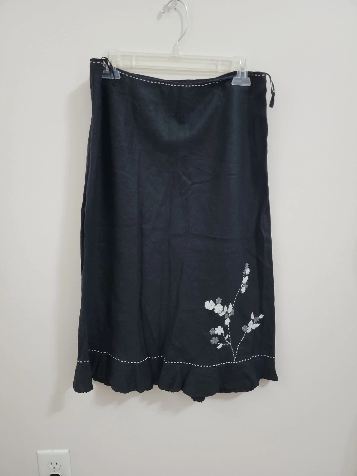 Monterey Bay Black Skirt Size 12 100% Linen with embroidered flowers on the hem
