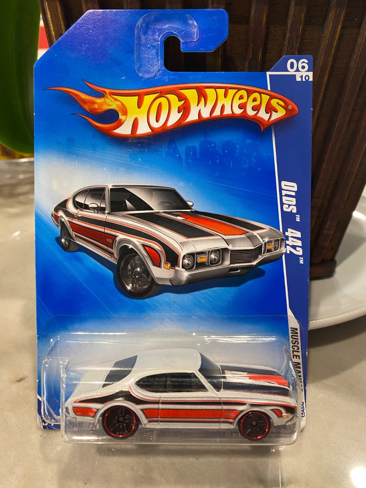 2009 Hot Wheels #82 Muscle Mania 6/10 OLDS 442 White w/Black Pr5 Spokes