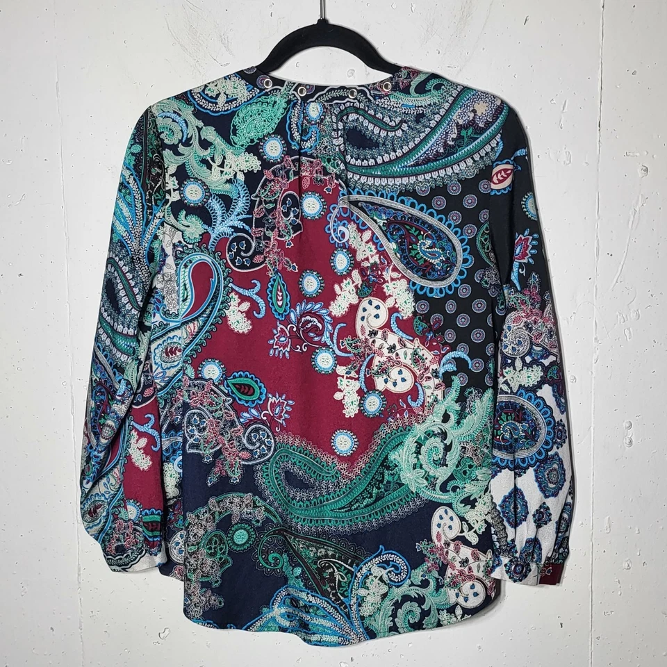 Женская блуза New York & Company фиолетовая и синяя с узором пейсли шелковистая с vneck размер Small - Изображение 2 из 4