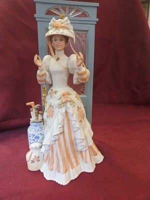 Avon Mrs. P.F.E. Albee 1993 President Club Porcelain Figurine  Original Package
