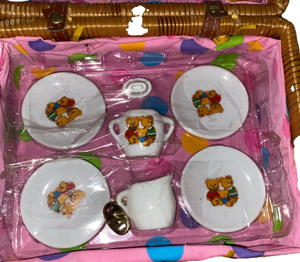 Juego de té vintage de cerámica en miniatura para niños en cesta de picnic de mimbre osos de peluche con etiquetas ligeras Foto 3 de 4