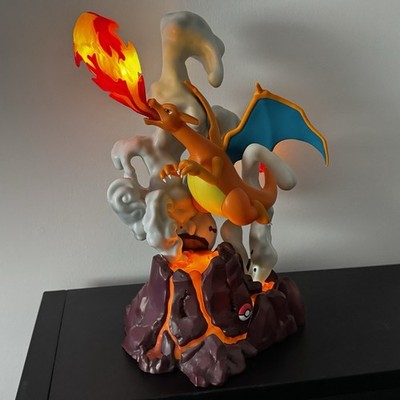 POKÉMON PKW3173 Deluxe Sammler Statue - Glurak, offizielle Sammelfigur, Original
