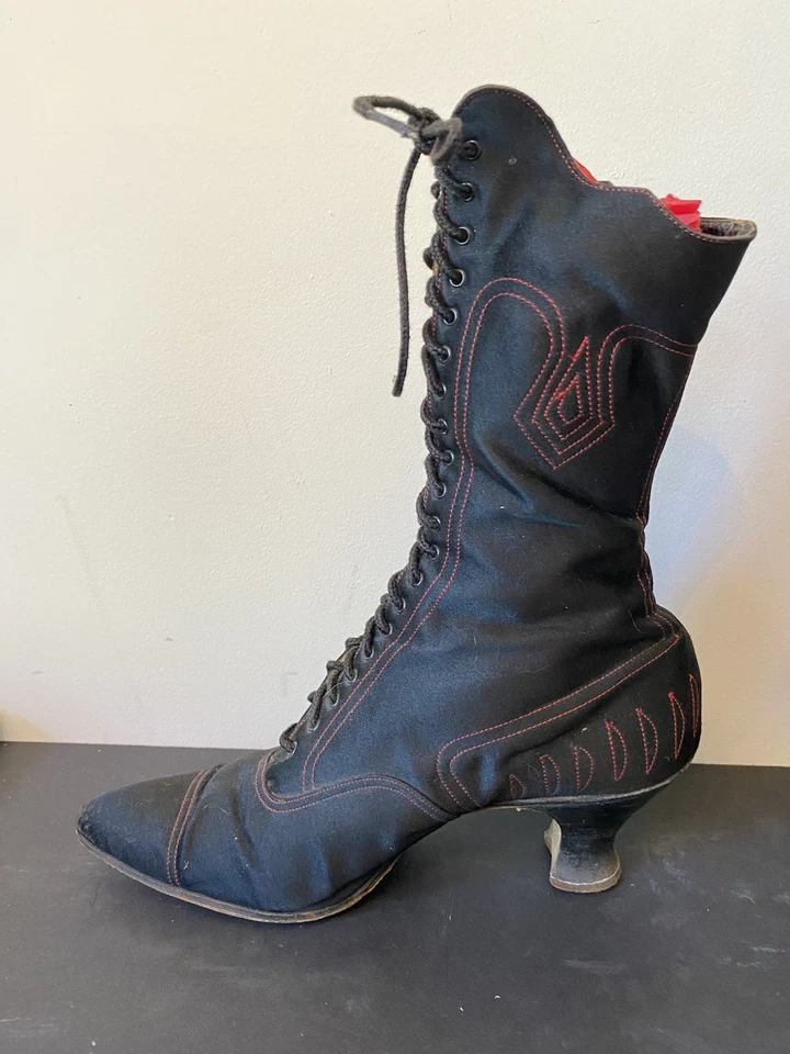 Botas victorianas negras de seda y cuero con cordones altos con costuras rojas años 1890 Foto 3 de 4
